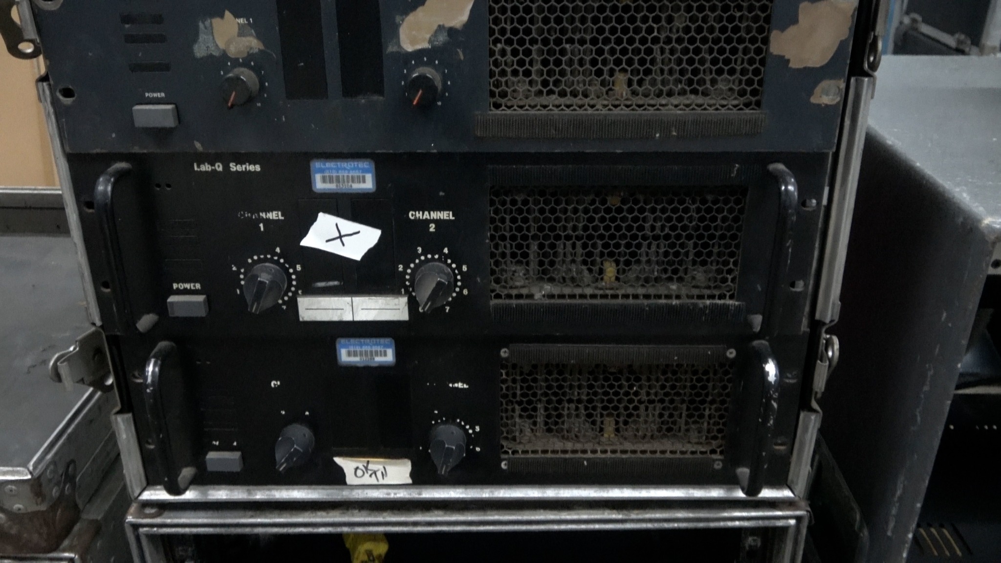 Rack with one nonworking JBL 6233 marked X